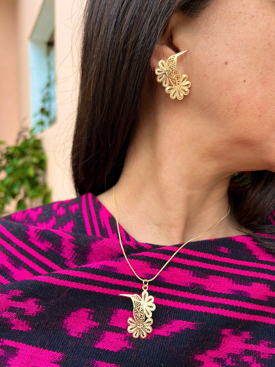 No por capricho los diseños de colibríes en joyas de filigrana hechas a mano en Ecuador, son siempre favoritos. 

Plata 975 bañada en oro de 24 kilates. Joyas con muchísimo encanto.