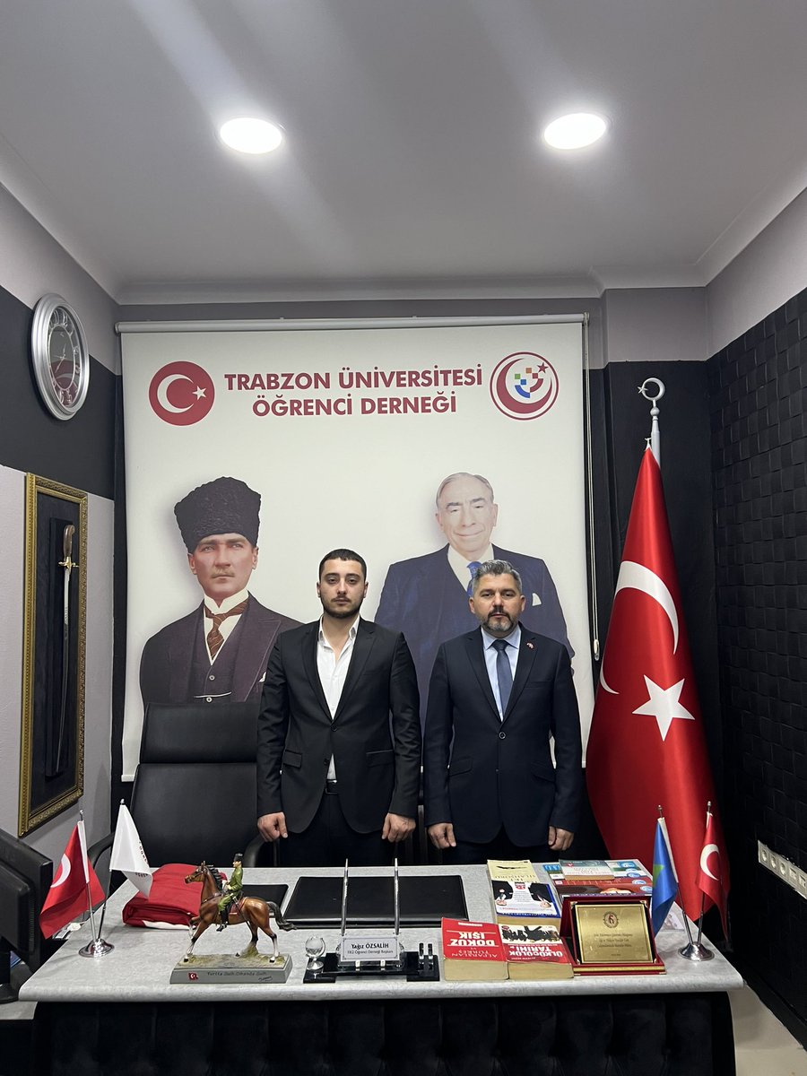 trudernek's tweet photo. Milliyetçi Hareket Partisi Trabzon Milletvekili Aday Adayı Prof. Dr. Süleyman TÜREDİ beyefendi

Trabzon Üniversitesi Öğrenci Derneği Başkanımız Yağız ÖZSALİH’i ziyaret etti.

Nazik ziyaretlerinden ötürü kendilerine teşekkür eder çalışmalarında kolaylıklar dileriz.

@yagizozsalih1 https://t.co/3DxFOYuCJb