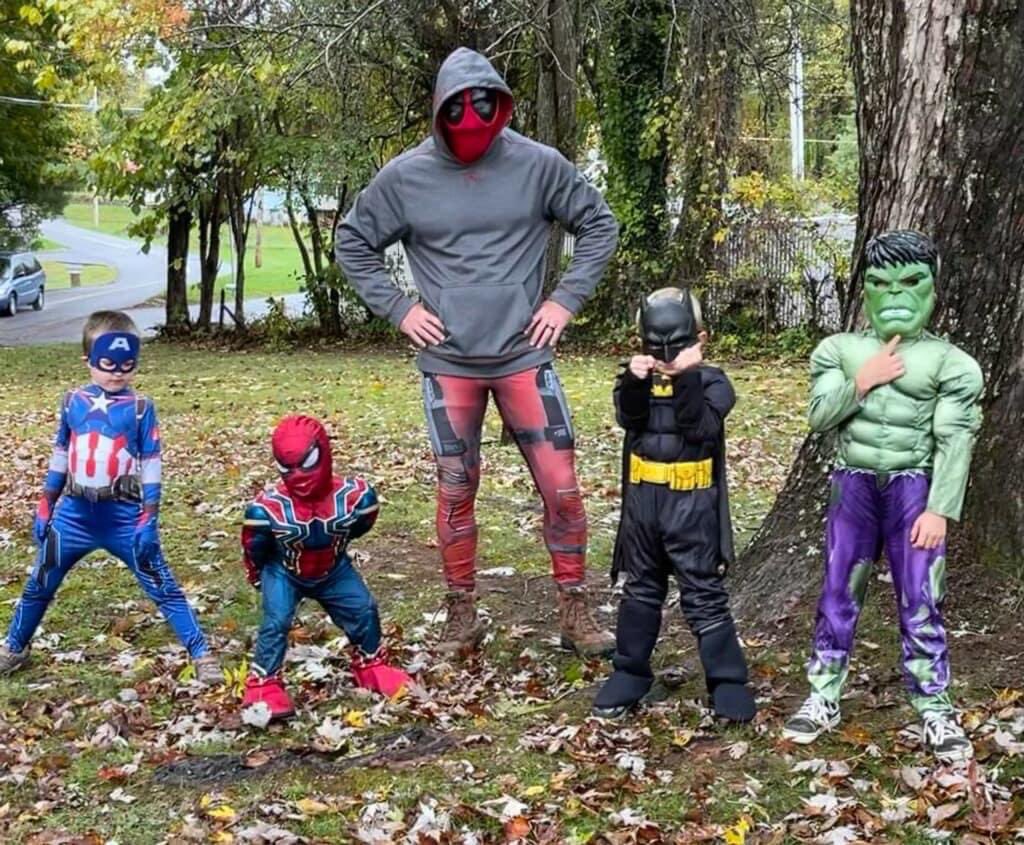 DanielJOxtower's tweet photo. me and my 4 buckaroos this past halloween https://t.co/tCOFeXqYLA