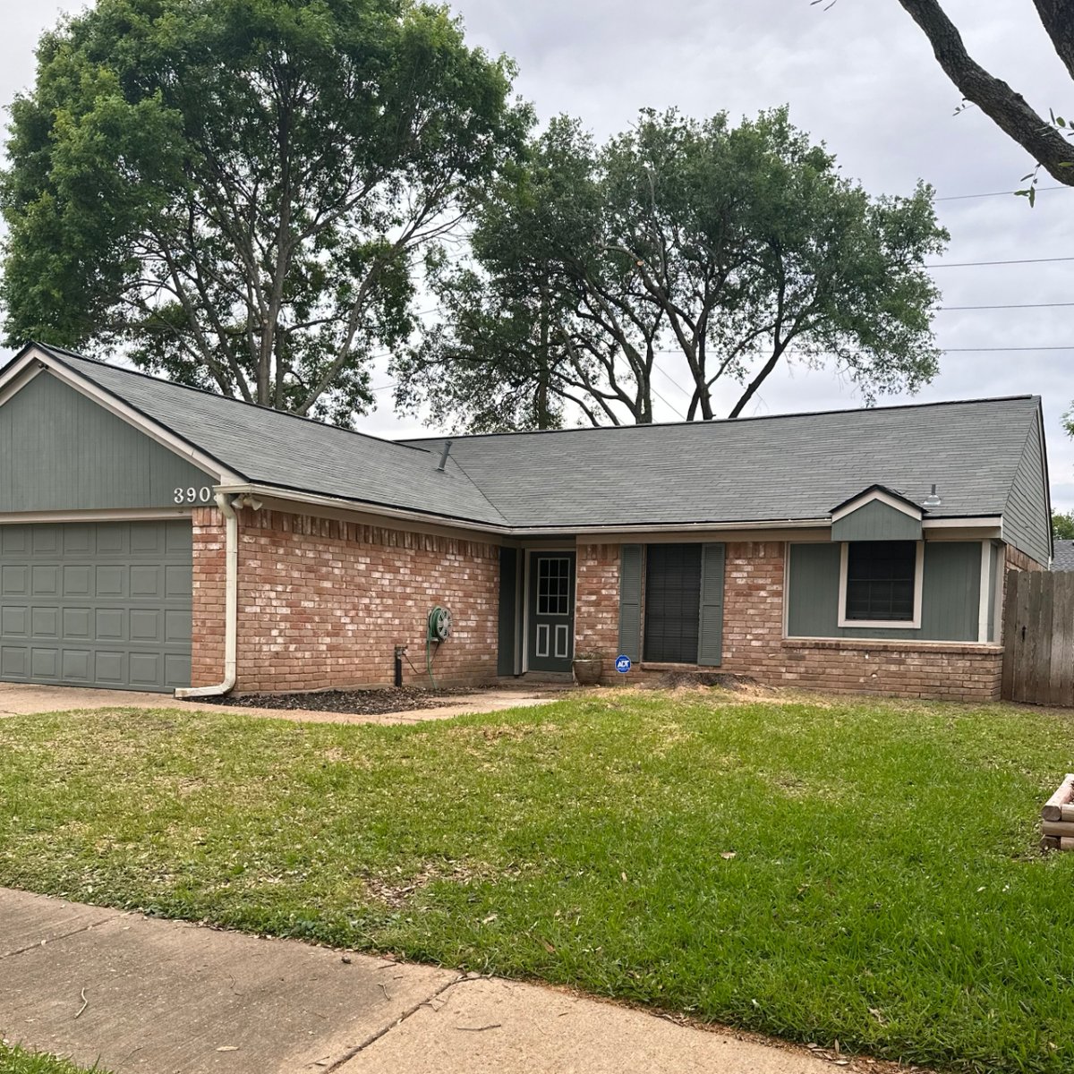 Roofzerotx's tweet photo. Before and After!

New roof in Sugar Land, TX!  Tree removal is not provided by RoofZero, but we fixed the roof it destroyed!

#roofzerotx #newroof #newroofinstallation #houstontexasroofers #sugerlandtx #roofinstallation #beforeandafter https://t.co/qGsRxGiwDv
