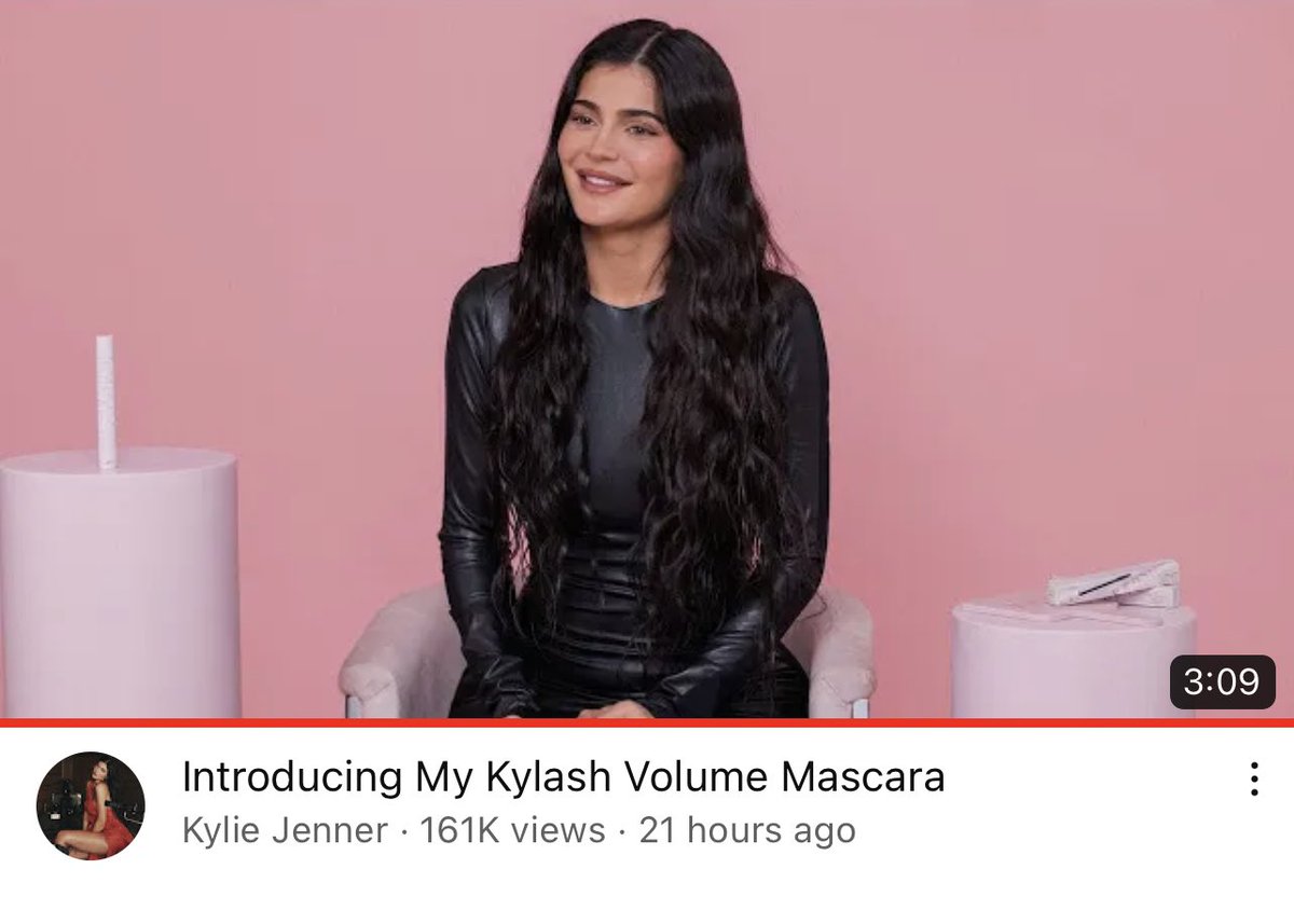 eicsbieber's tweet photo. why is no one talking about the YouTube video kylie just posted that was filmed on the same day eyebrow gate happened?

Proving that Kylie was showing Hailey her mascara https://t.co/IclsRbq574
