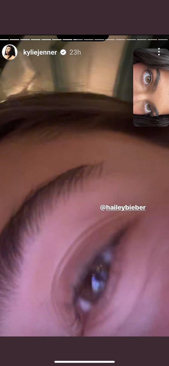 eicsbieber's tweet photo. why is no one talking about the YouTube video kylie just posted that was filmed on the same day eyebrow gate happened?

Proving that Kylie was showing Hailey her mascara https://t.co/IclsRbq574