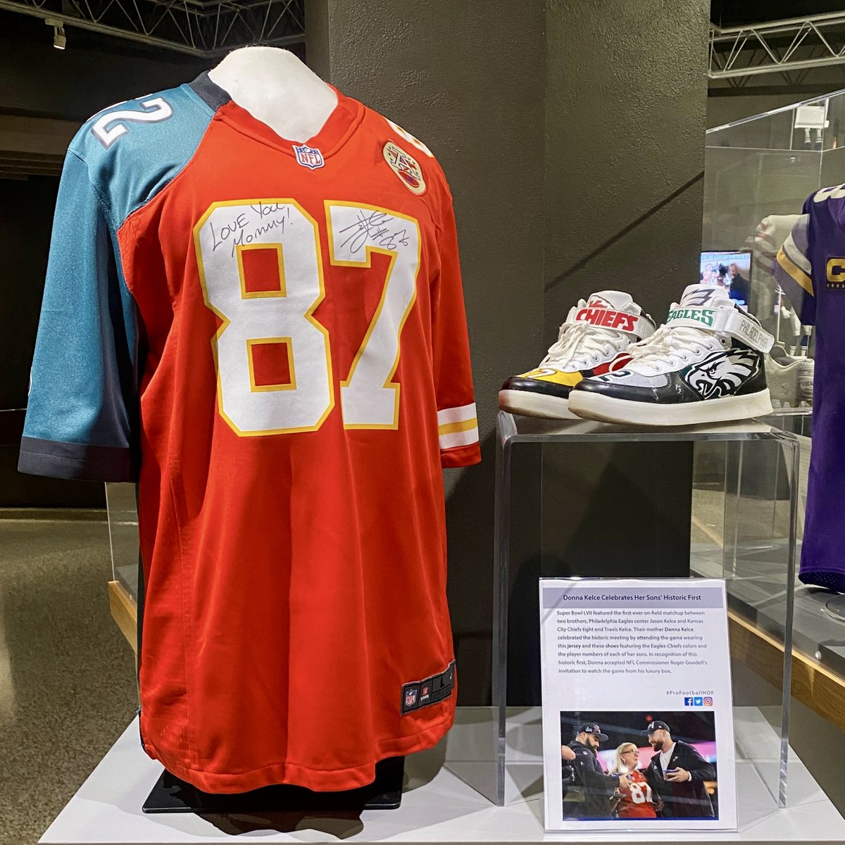 ProFootballHOF's tweet photo. When @tkelce &amp; @JasonKelce became the first brothers to play against each other in a Super Bowl, their mother, @dkelce1, earned national headlines.

The split @Chiefs/@Eagles jersey &amp; shoes she famously wore are now on display at the Hall of Fame.

Talk about a Hall of Fame mom! https://t.co/wfCcedOmuA