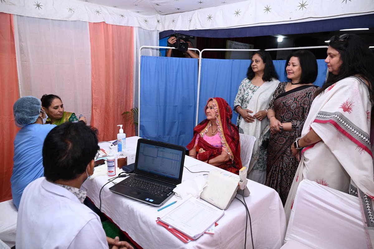 igpnscrpf's tweet image. Commemorating Valour. Gallant soldiers of @crpfindia donated blood to AIIMS New Delhi as part of the Valour Day celebrations. Organised in collaboration with CWA and Primus hospital, the health camp also witnessed a high response. @cwacrpf @aiims_newdelhi @deepakips #Naman