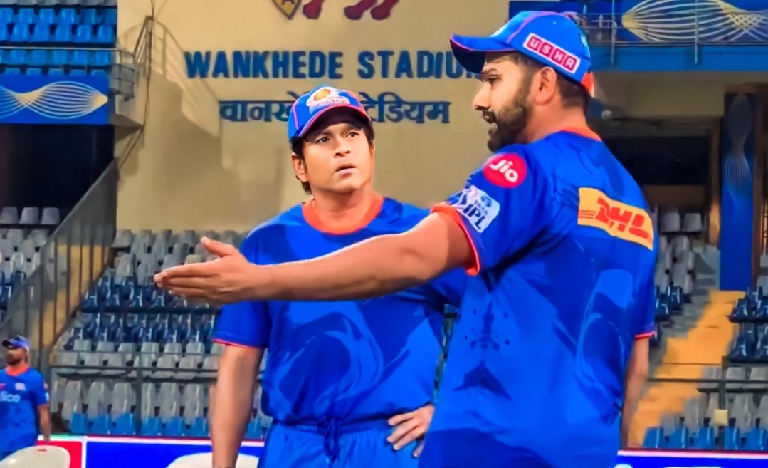 LoyalSachinFan's tweet photo. Sachin Tendulkar 🤝 Rohit Sharma 
Mumbai and Indians ki Jaan 💙 https://t.co/LlXL24Z4Tq