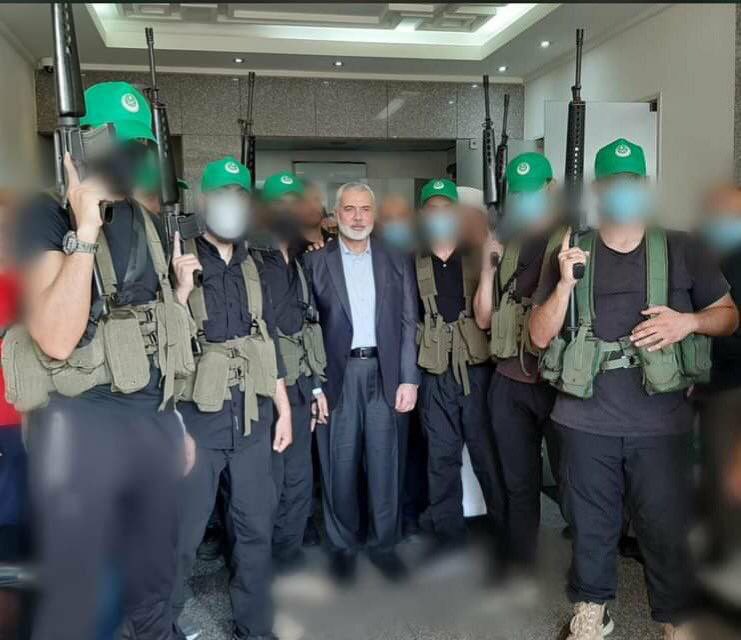 تم التقاط صورة لزعيم حماس اسماعيل هنية وهو في زيارة لكتائب عز الدين القسم في جنوب لبنان