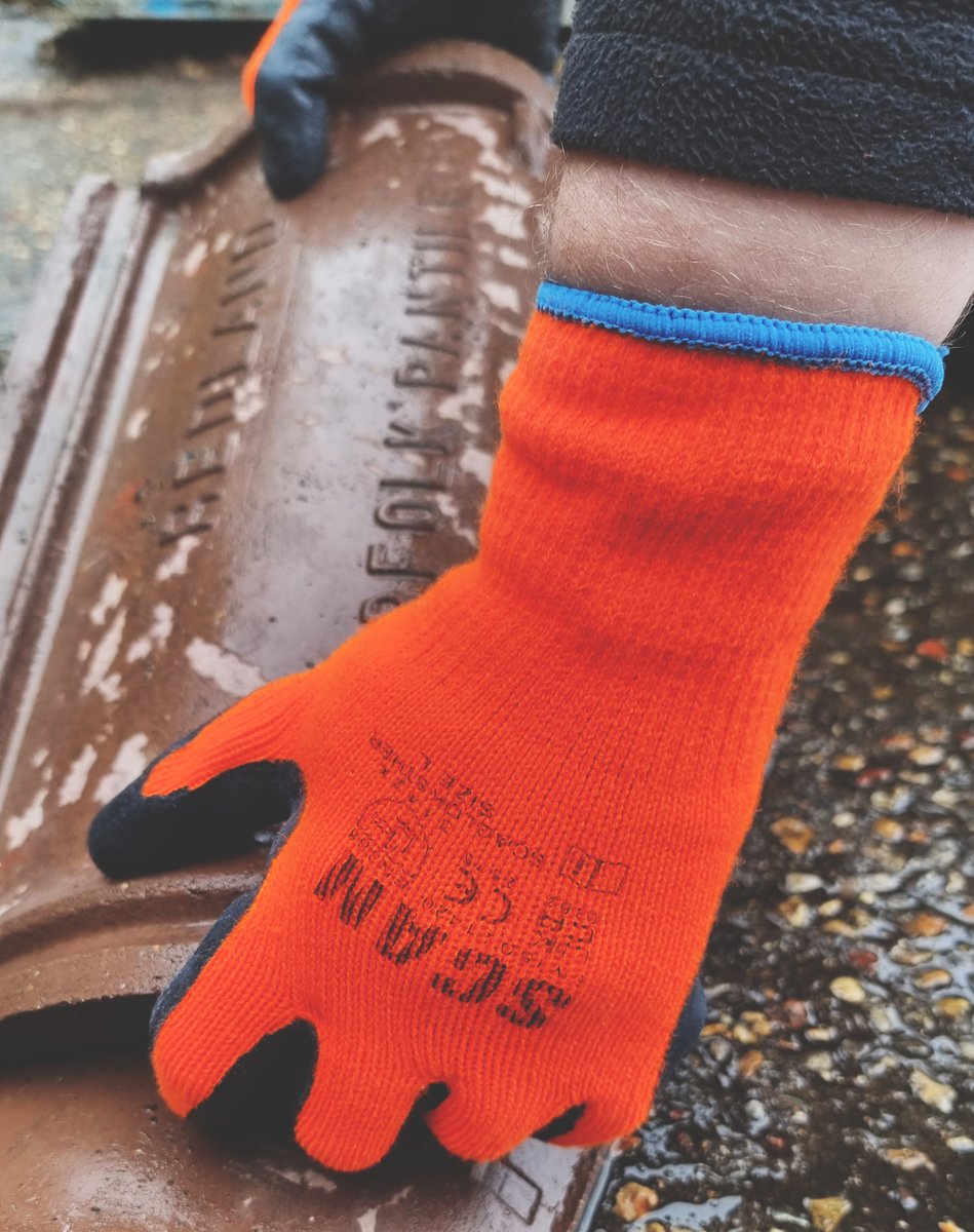 Wet and cold this morning! Wearing quality #gloves can be a game-changer on a day like today 🌧️ #trade #construction #PPE #SAFETYMADESIMPLE