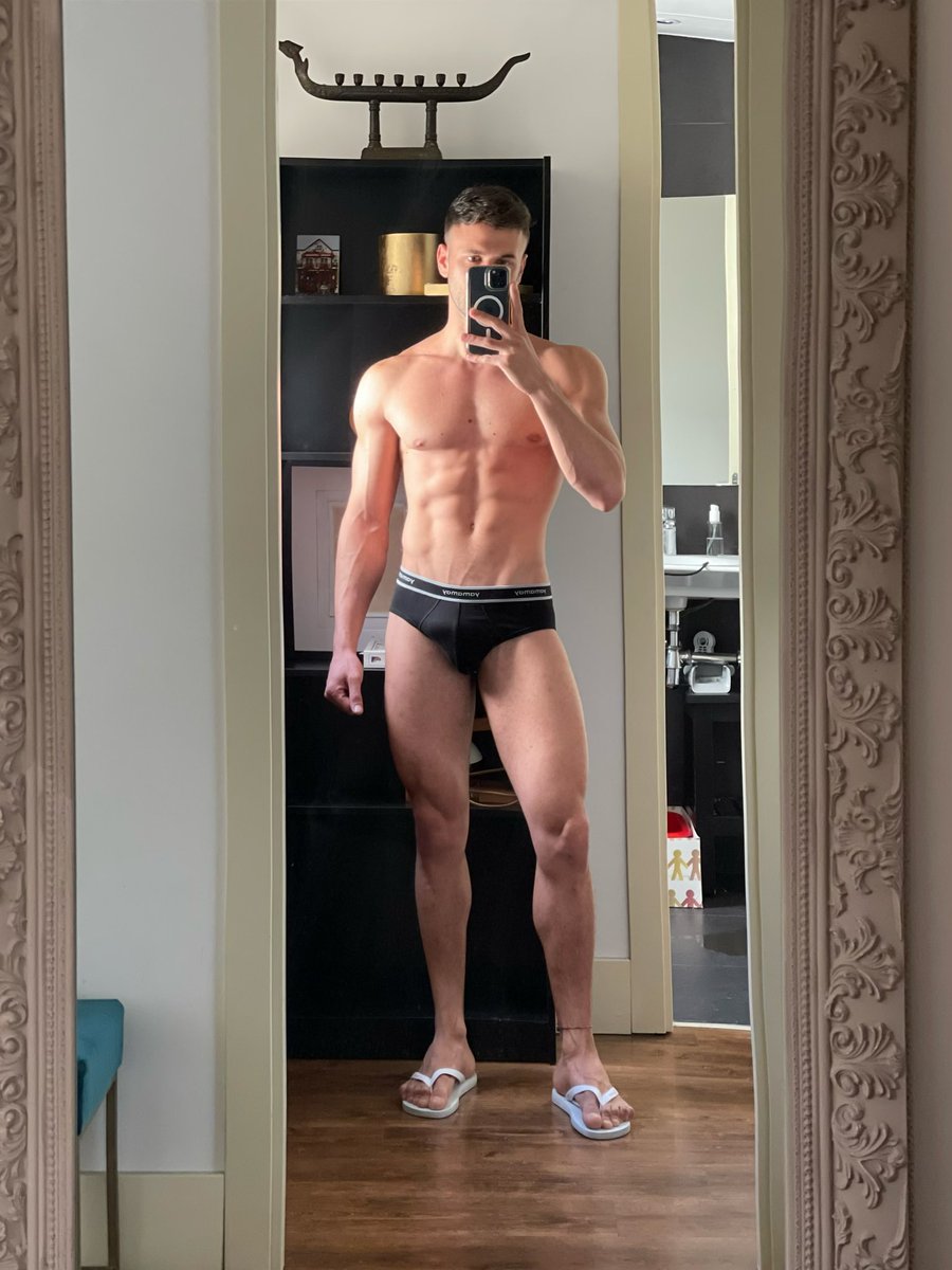 M_erico12's tweet photo. A mirror selfie never killed nobody 😝 https://t.co/Ja5OBCyQus