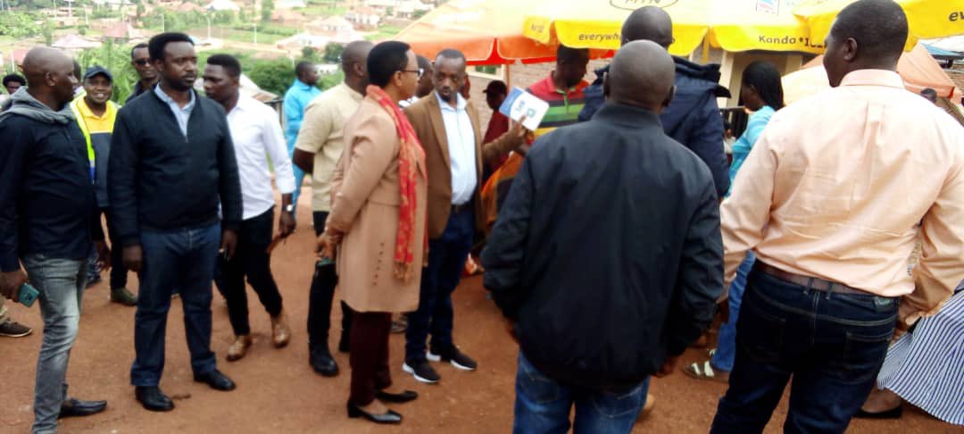 <a href="/SectorKigabiro/">Kigabiro Sector</a> itsinda ry’Akarere rikuriwe na Vice Mayor Fed <a href="/JeanneBihogo/">V/M ED Rwamagana</a> ,Abakozi b’umurenge ,PSF muri gahunda y’isuku n’isukura hasuwe ahimukiye Isoko murwego rwo rwo kureba ko buri gicuruzwa kiri aho cyagenewe gucururizwa murwego rwo kunoza isuku no gukoresha neza isoko.