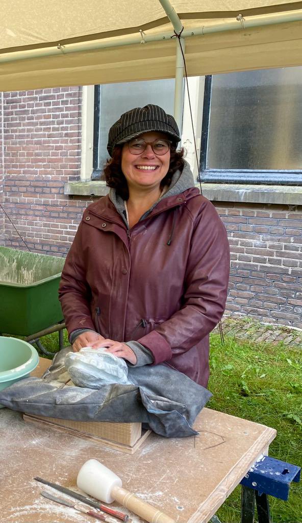 UitgeverKapstok's tweet image. Research voor de 2e roman van Martijn Jas. Hij bezoekt #blinden en #slechtzienden die kunst maken. Zoals Rachel Kuipers en Ursula Schalkwijk. Met dank aan @KonVisio die voor de contacten heeft gezorgd. #roman #boek #audioboek #luisterboek