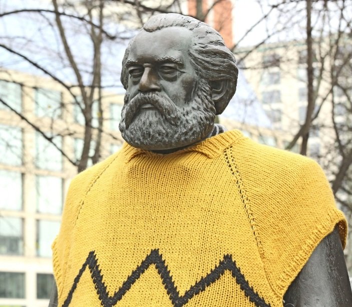 FiloKarlMarx's tweet photo. "La crítica de Karl Marx al capitalismo nos recuerda que el valor de una persona no puede medirse por su capacidad para generar riqueza, sino por su contribución a la sociedad". #KarlMarx #Capitalismo #ValorHumano https://t.co/319m8viVUG