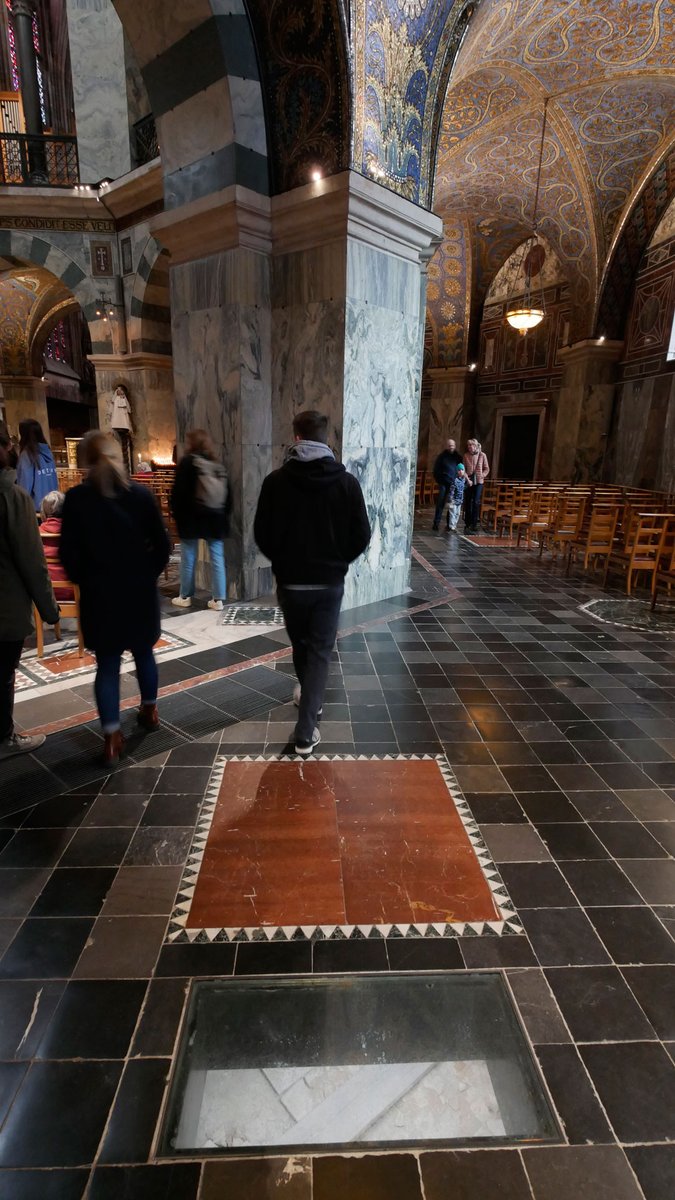 freewalkingac's tweet photo. Eine neue kleine Sensation im Aachener Dom: Seit ein paar Tagen kann man Rest einer Römischen Therme sehen, die unter dem Dom verborgen ist https://t.co/q7GXpfoJcR
