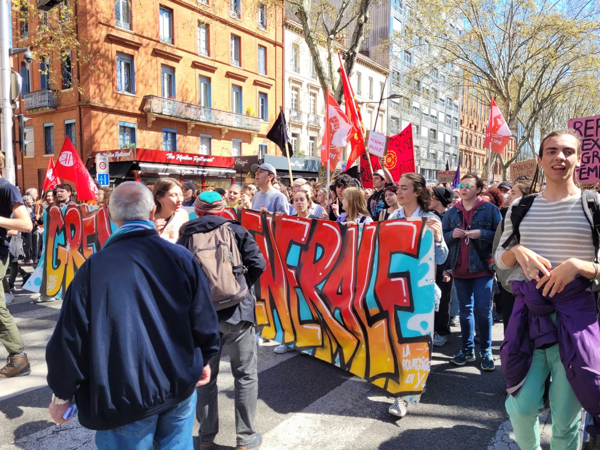 W__Roman's tweet photo. Un #cortège important à #Toulouse pour cette nouvelle journée de mobilisations. 

Avec une jeunesse toujours présente et en tête de cortège !

#manif6avril #greve6avril #manifestation #ReformeDesRetraites https://t.co/pHz4QCyUeO