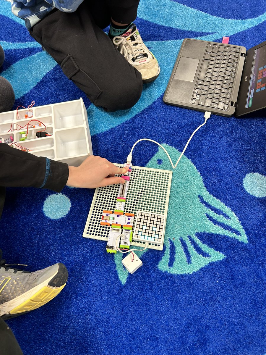 TeachJen2's tweet image. Using Little Bits to build circuits and code #codingclub #littlebits @BCSDHuntington