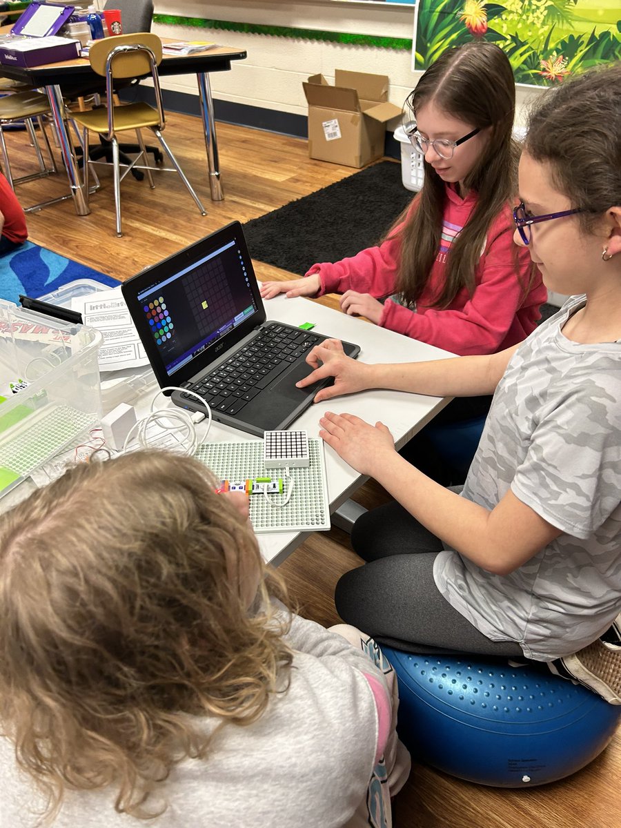 TeachJen2's tweet image. Using Little Bits to build circuits and code #codingclub #littlebits @BCSDHuntington