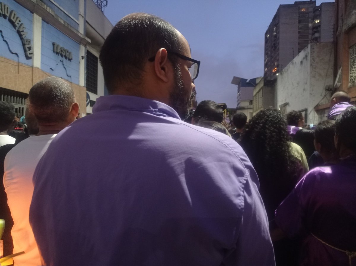 CarlosJRojas13's tweet photo. Noche de esperanza y fe participando en imponente procesión de mi amado #Nazareno,desde #BasílicadeSantaTeresa recorrimos las calles del centro de #Ccs junto nuestro pueblo.Son siglos de tradición donde rogamos a #Jesús darnos fuerzas para seguir luchando por una #Vza libertaria. https://t.co/TYO5yJh30n