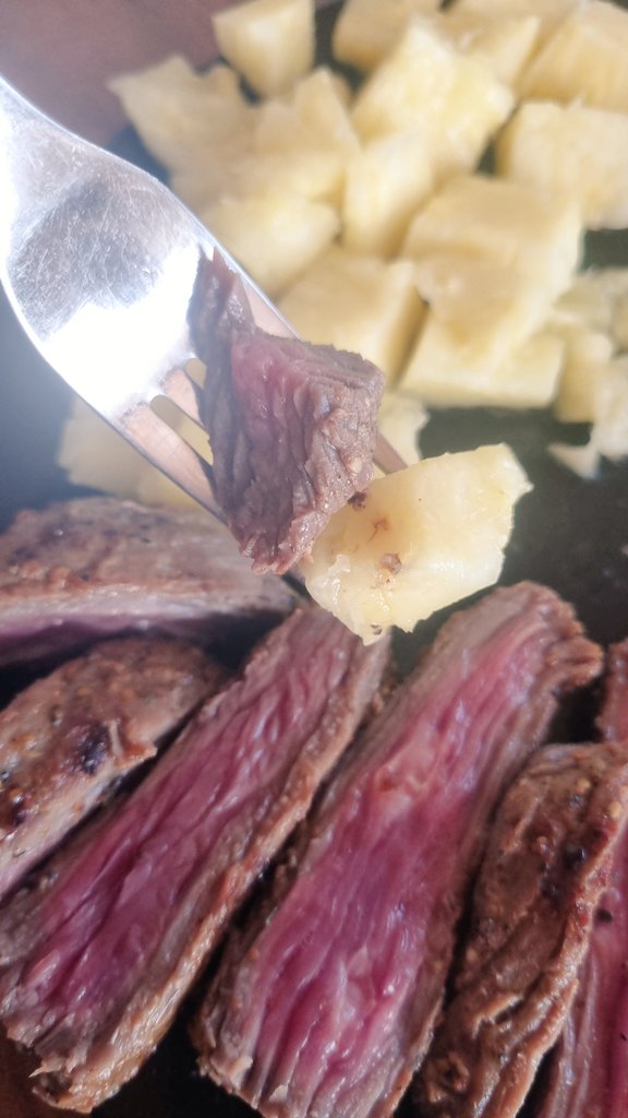 Agentvanessaeth's tweet photo. @PeytonElroy I saw this on my Feed and had to cook a steak immediately 😍 unfortunately I just had a pineapple at home but I have to try it with mango tomorrow! https://t.co/OzGtOWBxHv