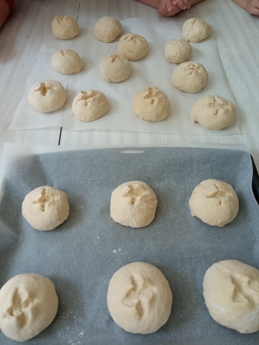 Aujourd'hui nous avons fait du pain. On a mis de la farine, de l'eau tiède, de la levure boulangère et du sel. On a pétri la pâte. On a attendu le temps du déjeuner. Ça a beaucoup gonflé ! On a façonné chacun notre petit pain.