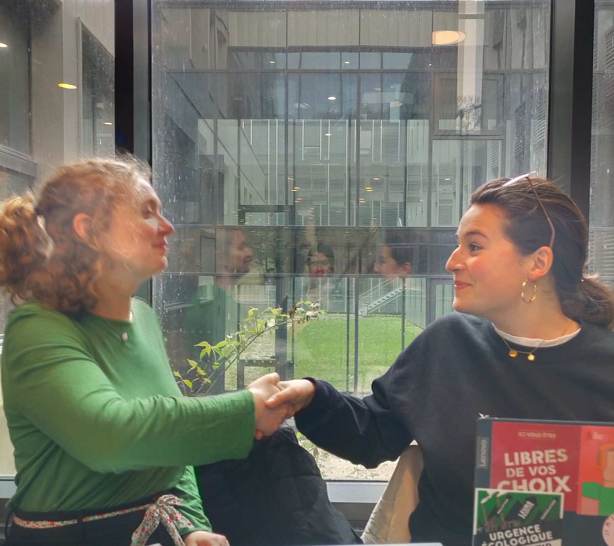 Simu2023_FRA's tweet photo. Rencontre fructueuse entre les délégations françaises et espagnoles. Heureuses de pouvoir compter sur notre voisin avec qui nous partagerons des valeurs communes ce samedi lors des négociations sur la qualité de l'air.
#lafrancealasimu 
#SimuPE2023 https://t.co/Fn9YWHwENb