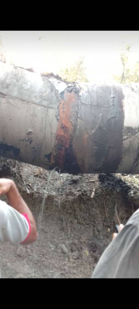 Asocasarapa's tweet image. Atención Nueva Casarapa, Guarenas, Guatire, sin información oficial de @HidroCapital2 y violando todos nuestros derechos, recibimos la foto del tubo roto en Taguaza aún sin reparar y viendo las malas condiciones del mismo, exigimos nuestro derecho a estar informados!!!