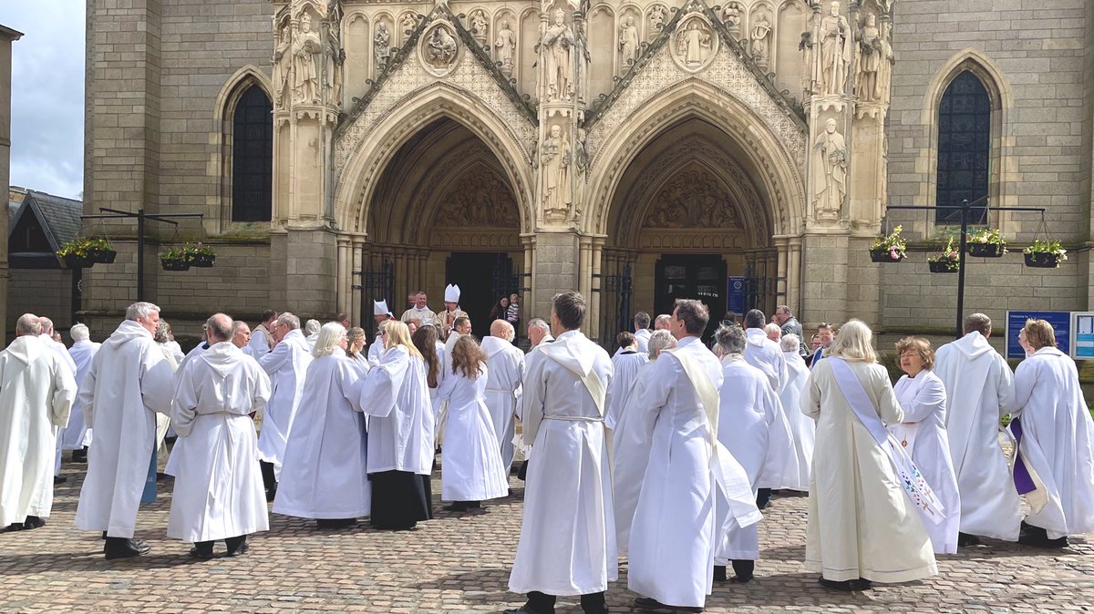 Wonderful to gather today #MaundyThursday <a href="/TruroCathedral/">Truro Cathedral</a> with bishops, priests, deacons &amp; lay ministers from across the diocese to renew our promise to serve God &amp; His Church @DioTruro <a href="/TruroTeam/">Truro Diocese Ministry Team</a> <a href="/churchofengland/">The Church of England</a> <a href="/pmounstephen/">Philip Mounstephen</a> <a href="/Tauntonbish/">Ruth Worsley</a> @RevSimonR