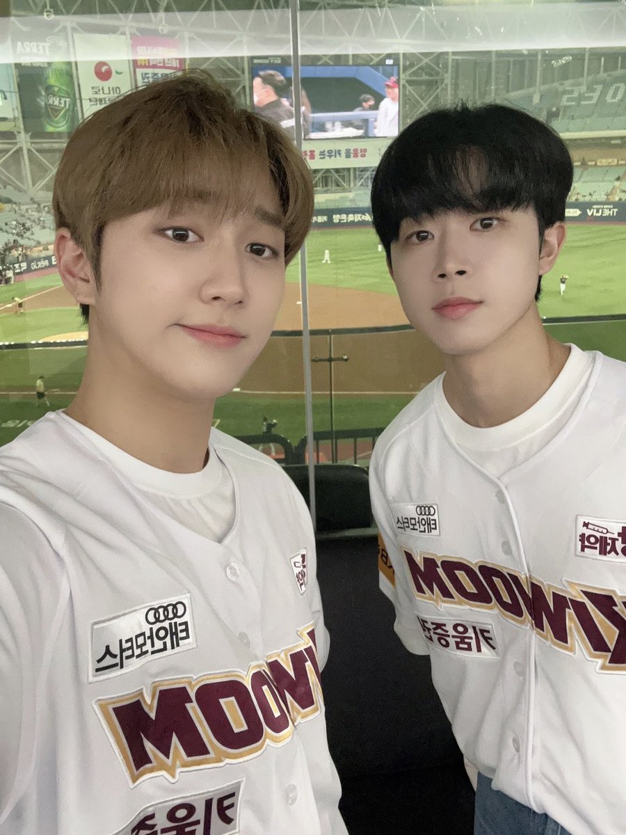 [📸] 230406 KBO리그 #키움히어로즈

#골드니스 ❣ 동현&amp;주찬 첫 시구&amp;시타 잘 보셨나요?
오늘도 함께해 줘서 고마워요💕

#골든차일드 #GoldenChild #GNCD
#김동현 #KimDongHyun 
#홍주찬 #HongJooChan
#시구 #시타자 #키움