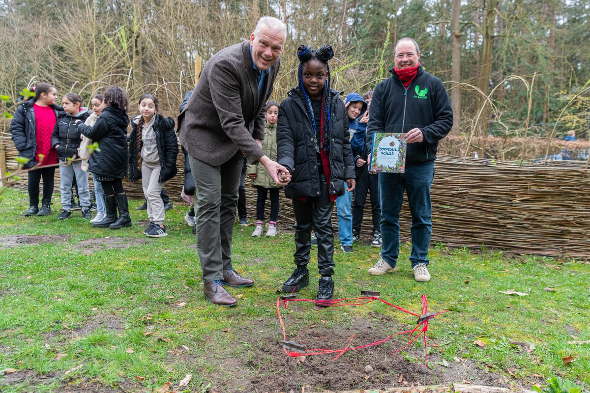 Bij <a href="/DeBoswerf/">De Boswerf</a> in het Zeisterbos is het themajaar over Biodiversiteit gelanceerd. Kinderburgemeester Yehailey Adawde wierp samen met wethouder @WouterCatsburg een aantal zaadbommetjes om de biodiversiteit te vieren.
Lees het bericht van <a href="/SamenDuurzZeist/">Samen Duurzaam Zeist</a>:  zeistermagazine.nl/jaarthemabiodi…