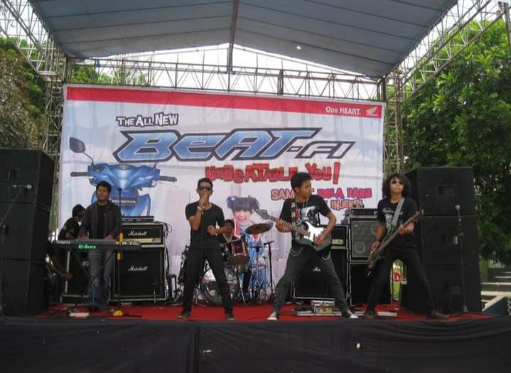 Sastrojendro91's tweet photo. Jaman ketika Jayanya music Rock Prodresif Metal masih berkibar,,,
Sayang kini musnah akibat dunia per TikTok an,,,,😪
,
,
,
,
📌 Lounching Honda Beat-FI Astra Honda 🎸
#salammusisijalanan
#gutaris #band #rock #metal #progresifrock https://t.co/aL44iDrPfy