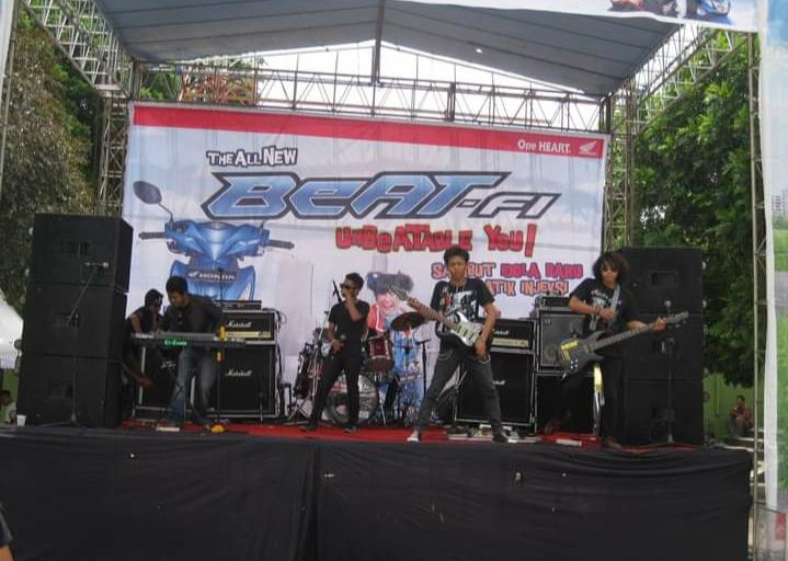 Sastrojendro91's tweet photo. Jaman ketika Jayanya music Rock Prodresif Metal masih berkibar,,,
Sayang kini musnah akibat dunia per TikTok an,,,,😪
,
,
,
,
📌 Lounching Honda Beat-FI Astra Honda 🎸
#salammusisijalanan
#gutaris #band #rock #metal #progresifrock https://t.co/aL44iDrPfy