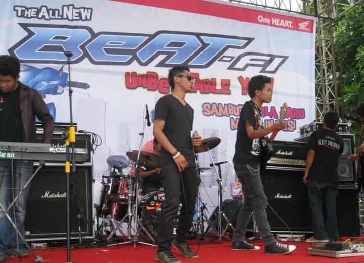 Sastrojendro91's tweet photo. Jaman ketika Jayanya music Rock Prodresif Metal masih berkibar,,,
Sayang kini musnah akibat dunia per TikTok an,,,,😪
,
,
,
,
📌 Lounching Honda Beat-FI Astra Honda 🎸
#salammusisijalanan
#gutaris #band #rock #metal #progresifrock https://t.co/aL44iDrPfy
