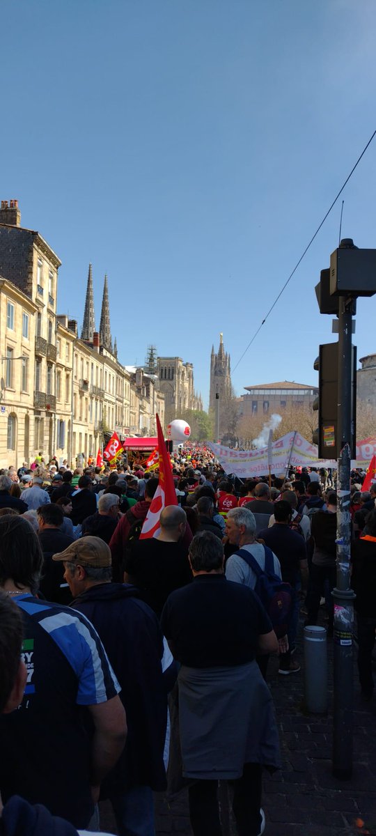 Catsuri33's tweet photo. Toujours là mais fin de manif tendue avec charge des CRS et grenades lacrymos et de désencerclement sur la place de la Bourse en tête de cortège pour chopper quelques personnes en noir. #Bordeaux #greve6avril https://t.co/7zy9fua9rG