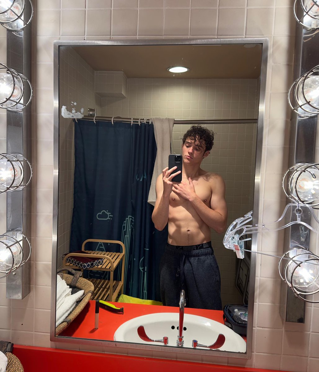 hsmaseriebr's tweet photo. GOSTOSO 🤤🥵😏 Mais uma selfie pós banho do Joshua Bassett depois do fim do show de ontem em "Dallas" da #THECOMPLICATEDTOUR 🚙💨
JOSHUA EU TE DOU TODOS OS BISCOITOS QUE VOCÊ QUISER 🗣️🍪#ComplicatedDallas https://t.co/bgumMsa08P
