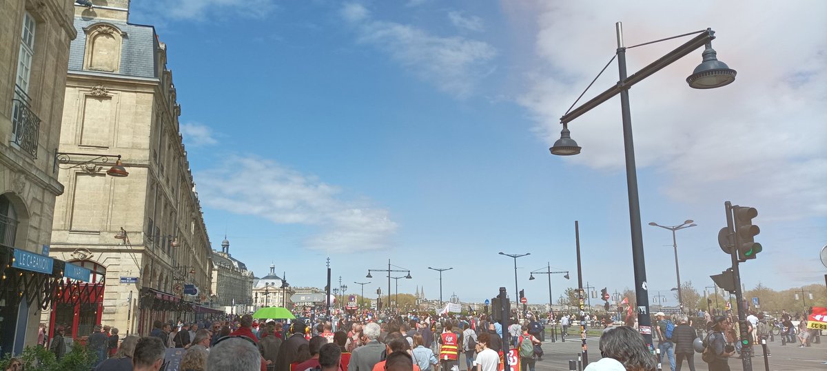 Catsuri33's tweet photo. Toujours là mais fin de manif tendue avec charge des CRS et grenades lacrymos et de désencerclement sur la place de la Bourse en tête de cortège pour chopper quelques personnes en noir. #Bordeaux #greve6avril https://t.co/7zy9fua9rG