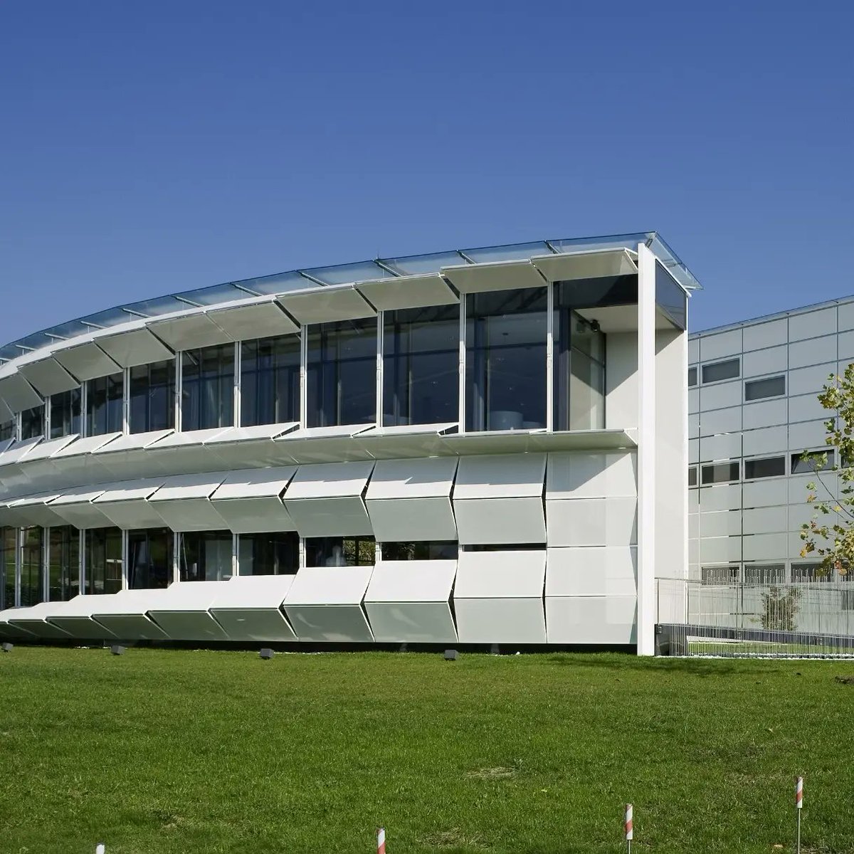wajhaeg's tweet photo. 🛑 The Kiefer Technic Showroom
📍 Bad Gleichenberg, Austria
An office building and exhibition space with a dynamic facade that changes to outdoor conditions, optimizing internal climate, while allowing users to personalize their own spaces with user controls.
#Dynamic_Facade https://t.co/gqACXSrj0j