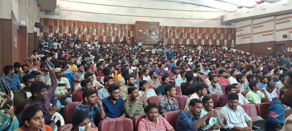 osmania1917's tweet photo. Screening of Balagam movie evoked Great response. Students turned in large numbers after a heavy rainfall at Campus. Hon'ble VC, OU Prof. D. Ravinder, felicitated Mr. Ramesh and crew members associated with the movie.
@KTRBRS @SabithaindraTRS @vinodboianpalli @prof_ravinder, https://t.co/d1XVbrmgSJ