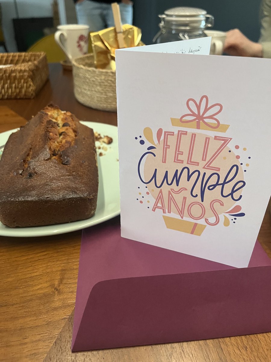 Feliz cumple años Laura !! 🥳🎉🎂🎁🎊