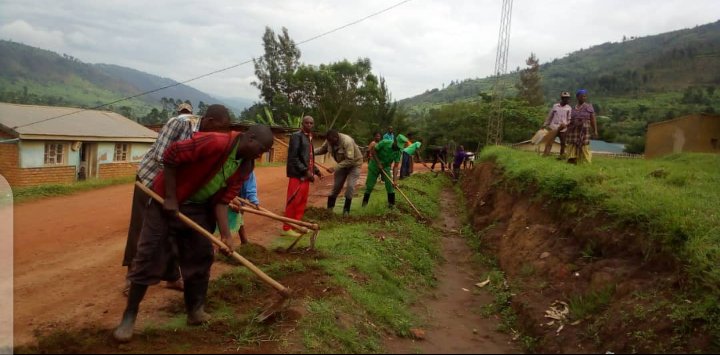 Kageyosect's tweet photo. None kuwa 06/04/2023  @Kageyosect, Kubufatanye bw'abaturage, Abayobozi, Inzego z'Umutekano twazindukiye mu muganda muri gahunda y'#IgitondocyIsuku muri Centres, imihanda, amasoko, etc ...

#Isukuibeumuco kuri twese, @GatsiboDistrict @RwandaEast  @RwandaEast #Yvs #RwandalocalGov https://t.co/eZj9frrDzu