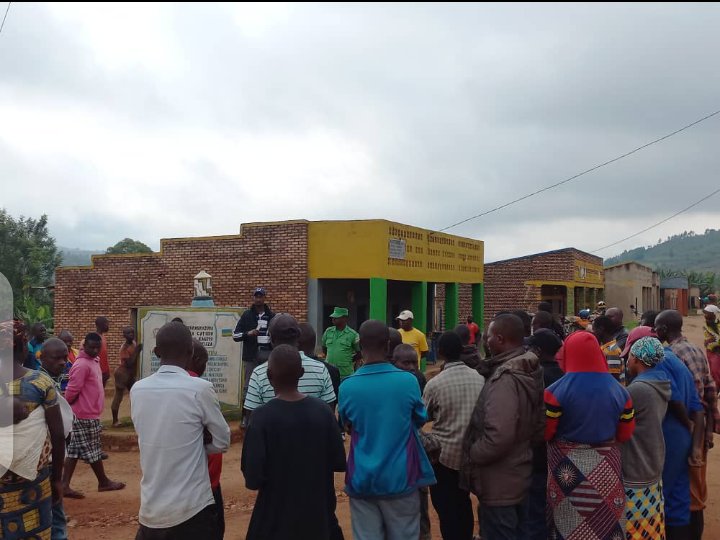 Kageyosect's tweet photo. None kuwa 06/04/2023  @Kageyosect, Kubufatanye bw'abaturage, Abayobozi, Inzego z'Umutekano twazindukiye mu muganda muri gahunda y'#IgitondocyIsuku muri Centres, imihanda, amasoko, etc ...

#Isukuibeumuco kuri twese, @GatsiboDistrict @RwandaEast  @RwandaEast #Yvs #RwandalocalGov https://t.co/eZj9frrDzu