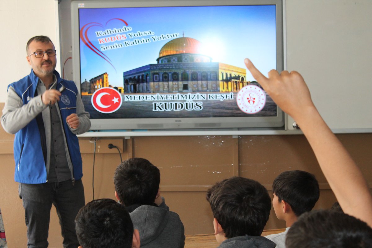 gsb_hilvangmm's tweet photo. "Mescid-i Aksa’yı gördüm düşümde Bir çocuk gibiydi ve ağlıyordu
Varıp eşiğine alnımı koydum Sanki bir yer altı nehri çağlıyordu" 
#MerkezimdeRamazan etkinlikleri kapsamında Medeniyetimizin Keşfi Kudüs Sunumunu okullarımızda  yaptık. https://t.co/nZ2Tt766o4