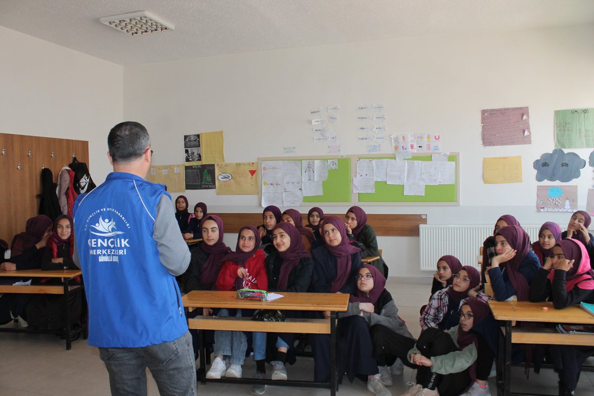 gsb_hilvangmm's tweet photo. "Mescid-i Aksa’yı gördüm düşümde Bir çocuk gibiydi ve ağlıyordu
Varıp eşiğine alnımı koydum Sanki bir yer altı nehri çağlıyordu" 
#MerkezimdeRamazan etkinlikleri kapsamında Medeniyetimizin Keşfi Kudüs Sunumunu okullarımızda  yaptık. https://t.co/nZ2Tt766o4
