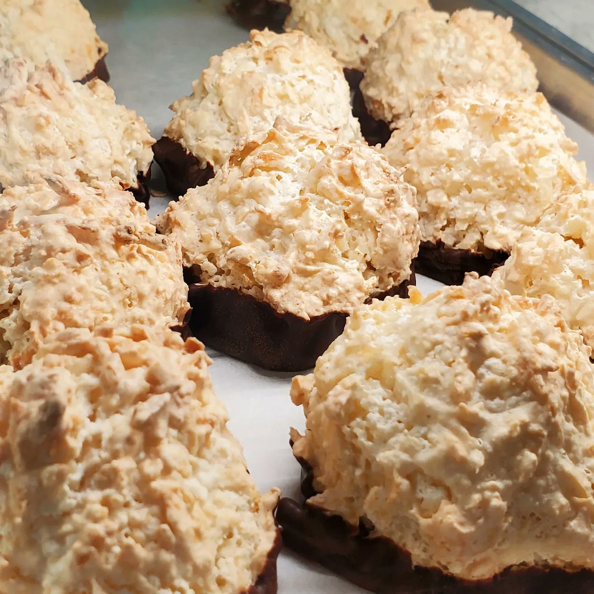 eatwicked's tweet image. April means our yummy #chocolate dipped coconut #macaroons are back at #sinbakery 😋 We're also stocking up on #Easter treats, so make sure you stop by this week! #eatwicked