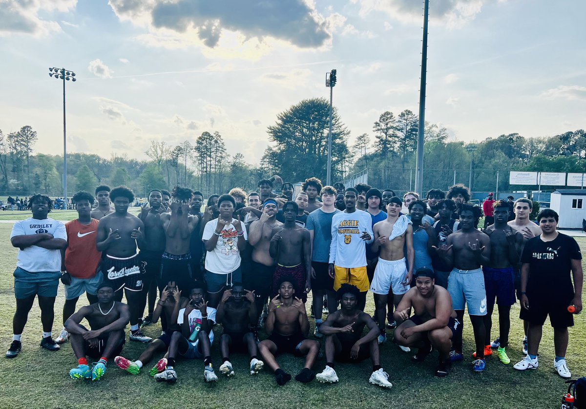 grimsleyfb's tweet photo. Great having our guy @mrhuntt_ workout with our team & then provide some encouraging words! Thankful for his willingness to give back to our players. We wish him the best of luck as he begins camp with the @BCLions! #GDTBAW #BlueCollar23 #TDT https://t.co/VNO2Focffc