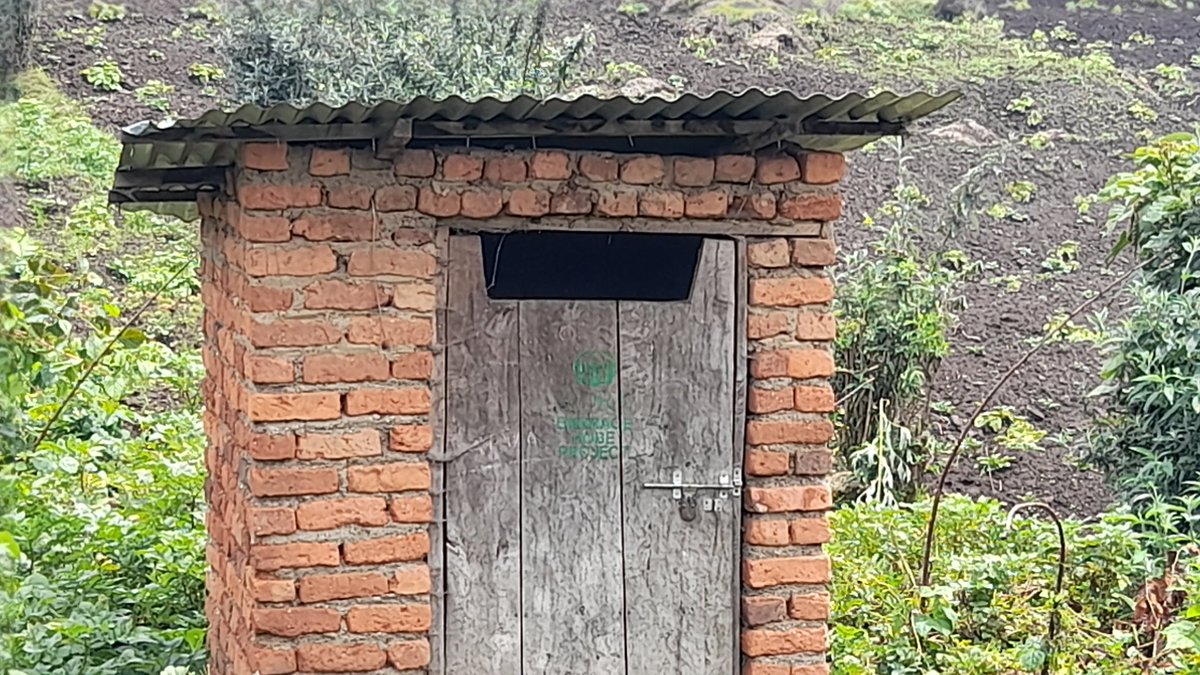 Mamaurwagasabo1's tweet photo. Mu karere ka @NyabihuDistrict mu murenge wa Bigogwe,mu Kagari ka #Basumba,umudugudu wa #Vuga hari umuturage witwa #Ntabanganyimana Marie Luise bubakiye ubwiherero bwiza bamusiga muri #Nyakatsi yesitayemo amashanyarazi,none arasaba kubakirwa. @JCMusabyimana
https://t.co/CWAqMB9vgi https://t.co/rjIPXjr4ET