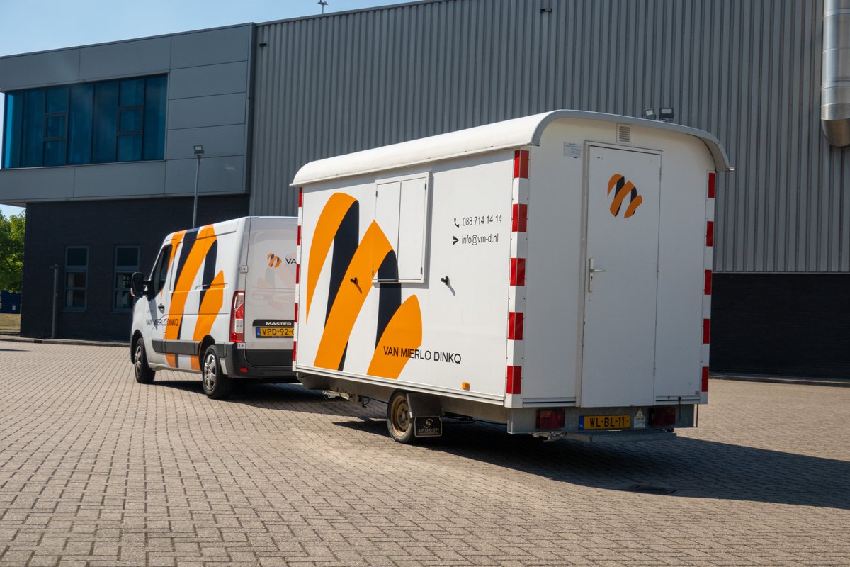 tiptopreclame's tweet photo. Huidige #voertuigreclame en #bewegwijzering transformeren naar het nieuwe #logo? Challenge accepted! Gefeliciteerd @vmierlodinkq met jullie nieuwe jas. #RenaultMaster #VwCaddy #Bouwkeet #parkeerbord #bouwhekdoek #brievenbusreclame #banier #reclamebord #zeildoek https://t.co/MnPbwYrVjC