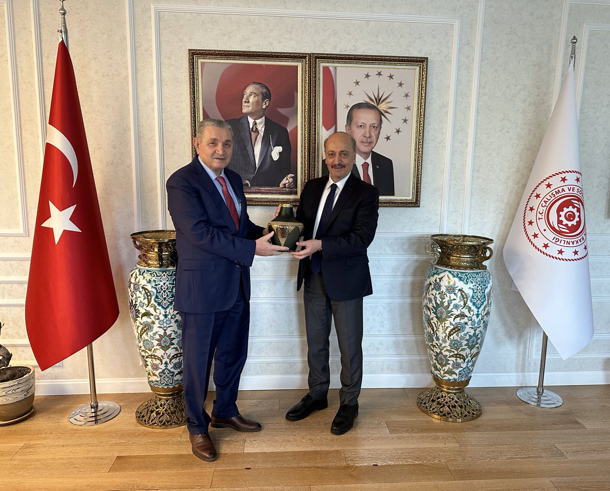 Çalışma ve Sosyal Güvenlik Bakanımız Sn.<a href="/vedatbilgn/">Vedat Bilgin</a> ’i makamında ziyaret ettim. 

Her zaman emeğin yanında ,tüm sorunlara pozitif olarak yaklaşım sergileyen,emekçi dostu Sn.Bakanımıza geçici ve mevsimlik işçi kardeşlerimizin kadroya geçişlerinden dolayı teşekkür ziyaretinde