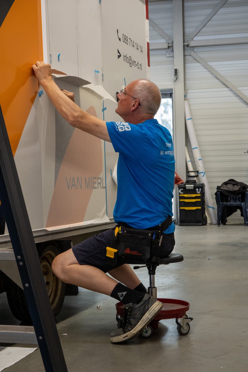 tiptopreclame's tweet photo. Huidige #voertuigreclame en #bewegwijzering transformeren naar het nieuwe #logo? Challenge accepted! Gefeliciteerd @vmierlodinkq met jullie nieuwe jas. #RenaultMaster #VwCaddy #Bouwkeet #parkeerbord #bouwhekdoek #brievenbusreclame #banier #reclamebord #zeildoek https://t.co/MnPbwYrVjC