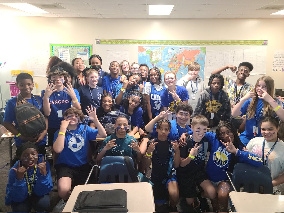 MrsMInman06's tweet photo. Starting off @BMSatRSD2 field day right! My homeroom showed up and showed out for our Blue Devil team!!! https://t.co/j6BX0HfEMm