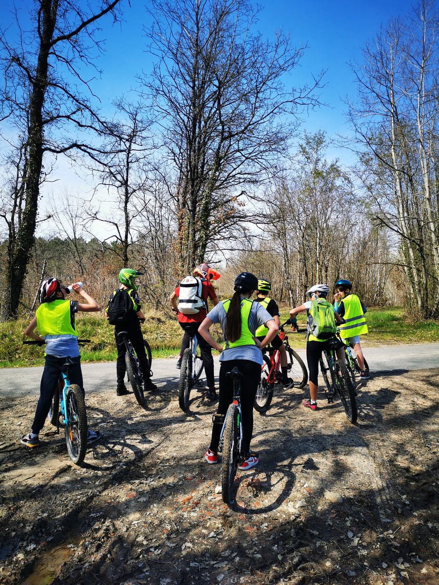 TomBCD21's tweet photo. Une belle sortie VTT avec les élèves de l'AS Maurice Bedel. 🚴🚴‍♀️
@fredelavienne @BedelCollege
#AS86 #JO2024

Cette semaine olympique continue avec cette même dynamique en EPS et à l'AS: "le sport a des vertus, mais des vertus qui s'enseignent" M. Baquet. https://t.co/LQv47Ys9jD