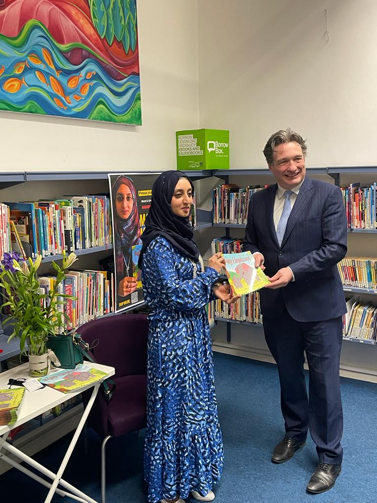 Guess who got my first signed copy at the official book launch? Thankyou @VincentPMartin1 for your support! Thankyou #NaasLib for having me and arranging such a wonderful event! amazon.co.uk/Baby-Elephant-… @kildarelibrary @KildareNow @leinsleadernews @muhammaduma1r
