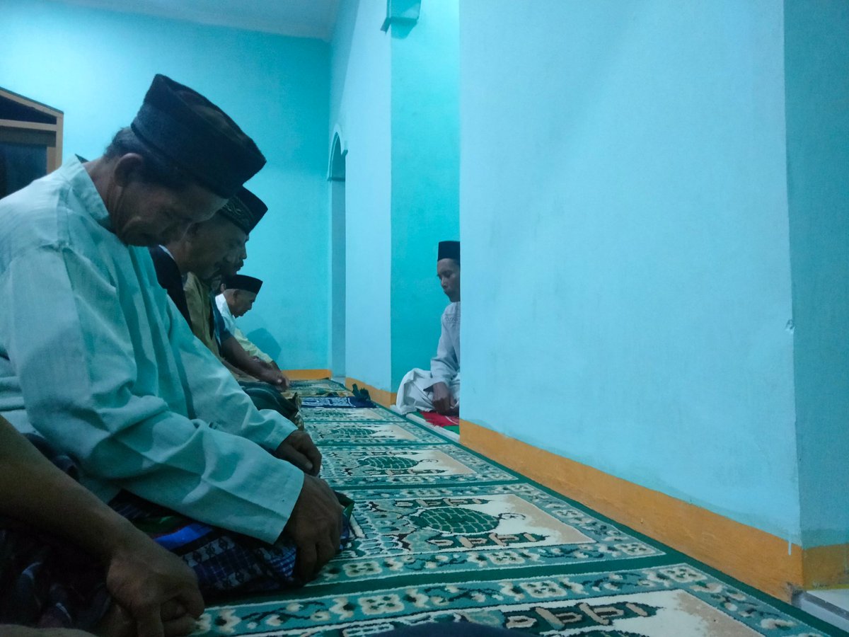 DesaGedawung's tweet photo. Kegiatan Tarhim Safari Ramadhan Tahun 2023 di Musholla Fatkhul Iman Dsn. Klampisan RT 03 RW 06 dipimpin oleh Bp. PARJI Sekretaris Desa Gedawung bersama Perangkat Desa dan BPD Desa Gedawung https://t.co/qu9ozgtY6k
